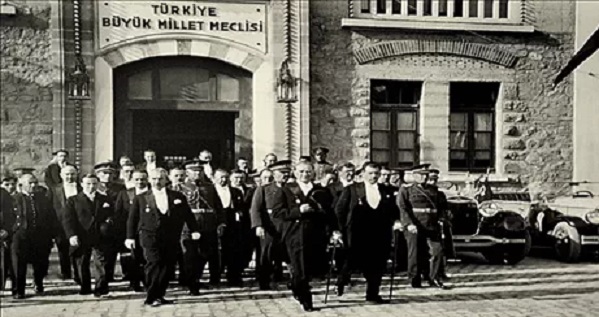 Atatürk Cumhuriyeti yıkılmaz...