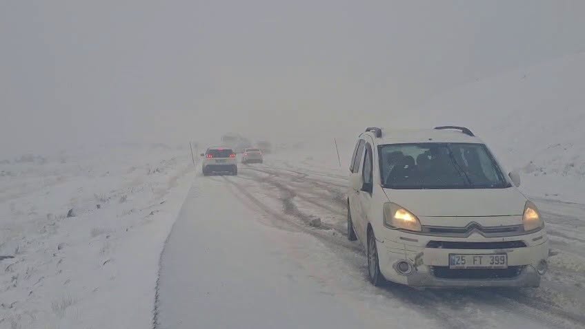 Kar aniden bastırdı. Her yer yarım metre kar oldu