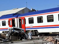 Niğde'de yolcu treni otomobile çarptı: 2 Ölü