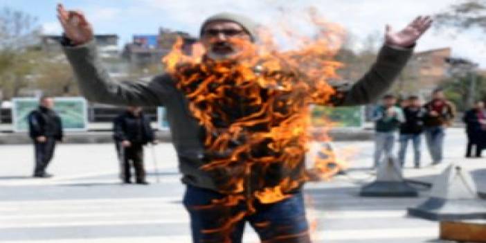 Malatya'da bir kişi valilik binası önünde kendini yaktı