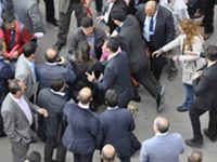 AKP mitinginde 'başörtülü bacı'ya darp!