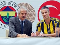 Robin van Persie imzayı attı