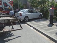 Çay içerken başlarına otomobil düştü
