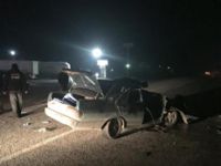 Manisa'da otomobil TIR'a çarptı: 3 ölü, 2 yaralı