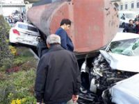 Başakşehir'de tanker kaydı, 12 araç zarar gördü, cadde savaş alanına döndü