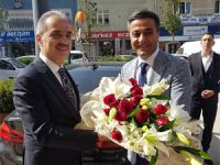 İrfan Dinç bu karede masanın öbür yanında!
