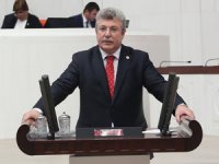 'Taharet' eliyle Rabia işareti yapan Akbaşoğlu, TBMM'de AKP Grup Başkanvekili oldu