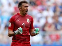 Muslera tarihe geçti, Uruguay lider çıktı