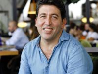 Tiyatrocu Emre Kınay, İYİ Parti'nin Kadıköy adayı
