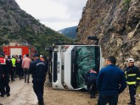 Antalya'da midibüs devrildi: Ölü ve yaralılar var