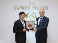 Çankırı Valisi'nin gidemediği okula Japon Büyükelçi geldi!!