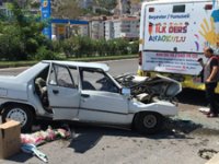 Bursa'da özel otomobil yolcu indiren otobüse çarptı: Bir ölü
