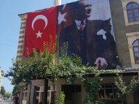 Müftülük: Bayrak kalsın o resim insin!