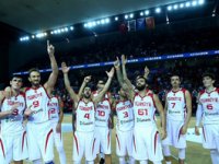 Karadağ'ı yenen 12 Dev Adam, Olimpiyat şansını son maça taşıdı