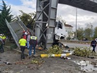 Pamukova'da TIR durağa daldı: 1'i çocuk 2 ölü, 3 yaralı