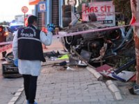 İzmir'de aşırı hız sonucu 2 ölü 1 yaralı