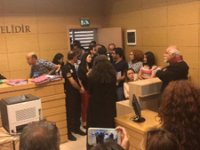 Mahkemede etek boyu ölçen hakim görevine iade edildi!