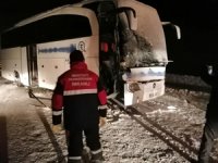 Sivas’ta yolcu otobüsü, kar küremesi yapan iş makinesiyle çarpıştı! Bir ölü