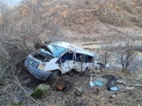 Hakkari'de öğrencileri taşıyan minibüs kaza yaptı: 2 Ölü