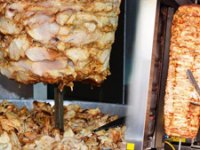 "Son tüketim tarihi geçen ürünü, çamaşır suyuyla yıkayıp döner yapıyorlar"