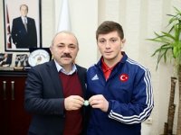 Başkan Esen'den başarılı güreşçilere ödül