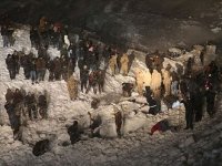 Van-Bahçesaray kara yolunda minibüsün üzerine çığ düştü!