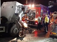 TEM'de iki kamyon çarpıştı: Bir ölü, bir yaralı