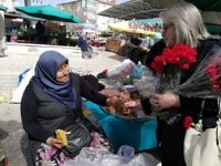 MHP Çankırı İl Başkanlığı'ndan 8 Mart Dünya Kadınlar Günü'ne karanfilli kutlama