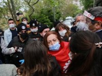 Taksim'e çıkmak isteyen DİSK'e polis müdahale etti! Çelenk parçalandı