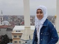 Balkondan bakarken başına isabet eden kurşunla öldü
