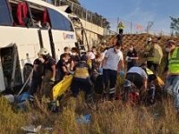 İstanbul'da yolcu otobüsü üst geçidin duvarına çarptı