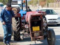 Tekersiz traktörle polise yakalandı