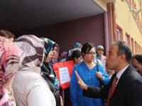 Annelerin fendi idareyi yendi!