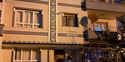 Vicdansız baba! Eşini ve biri 6 aylık olan 2 kızını darp etti