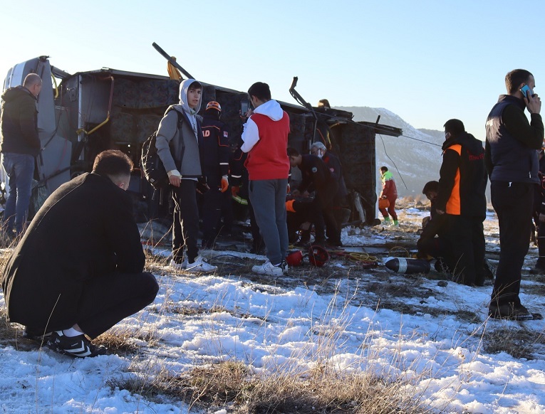 kayseri-hacilar-otobus-devrildi-resim-01.jpg