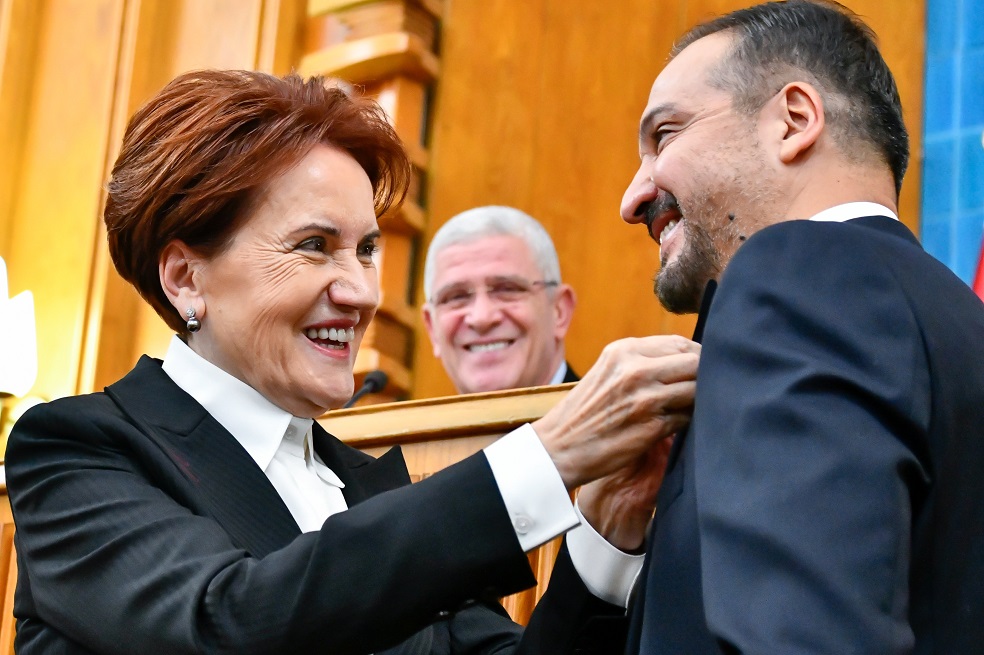 aksener-kursat-zorlu-iyi-parti-rozet-takimi-resim-01.jpg