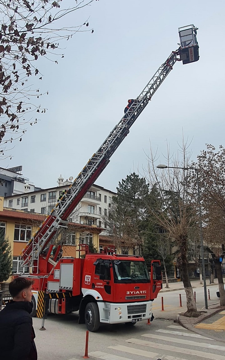 cankiri-belediyesi-itfaiye-merdiven-arizasi-yanginda-fiyasko-resim-02.jpg