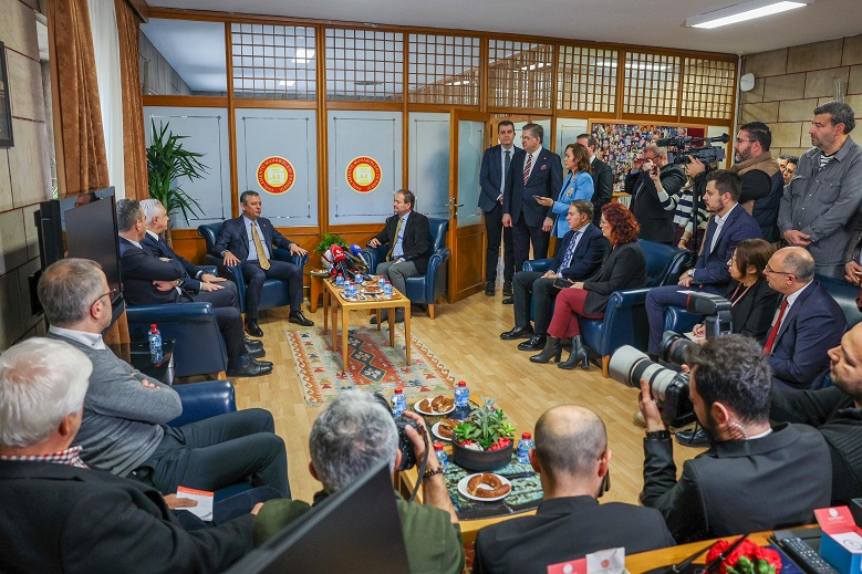 ozgur-ozel-parlamento-muhabirleri-dernegi-ziyaret-10-ocak-resim-01.jpg