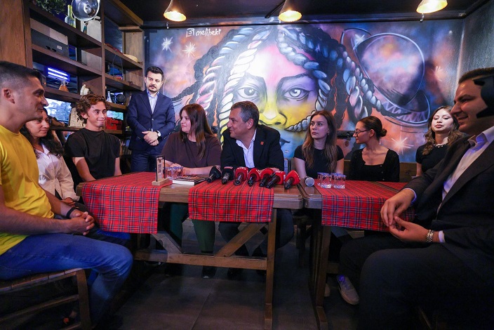 denizli-universiteli-genclerle-bulusma-ozgur-ozel-19-haziran-resim-01.jpg