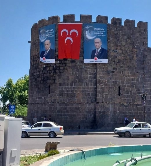 diyarbakir-dem-sur-kale-devlet-bahceli-afisi-02-temmuz-resim-07.jpg