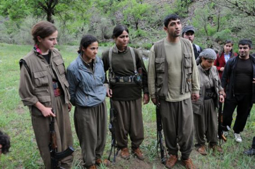 pkklilar-tunceli-vadi-turistlerle-sozcu-resim-051.jpg pkklilar-tunceli-vadi-turistlerle-sozcu-resim-051.jpg